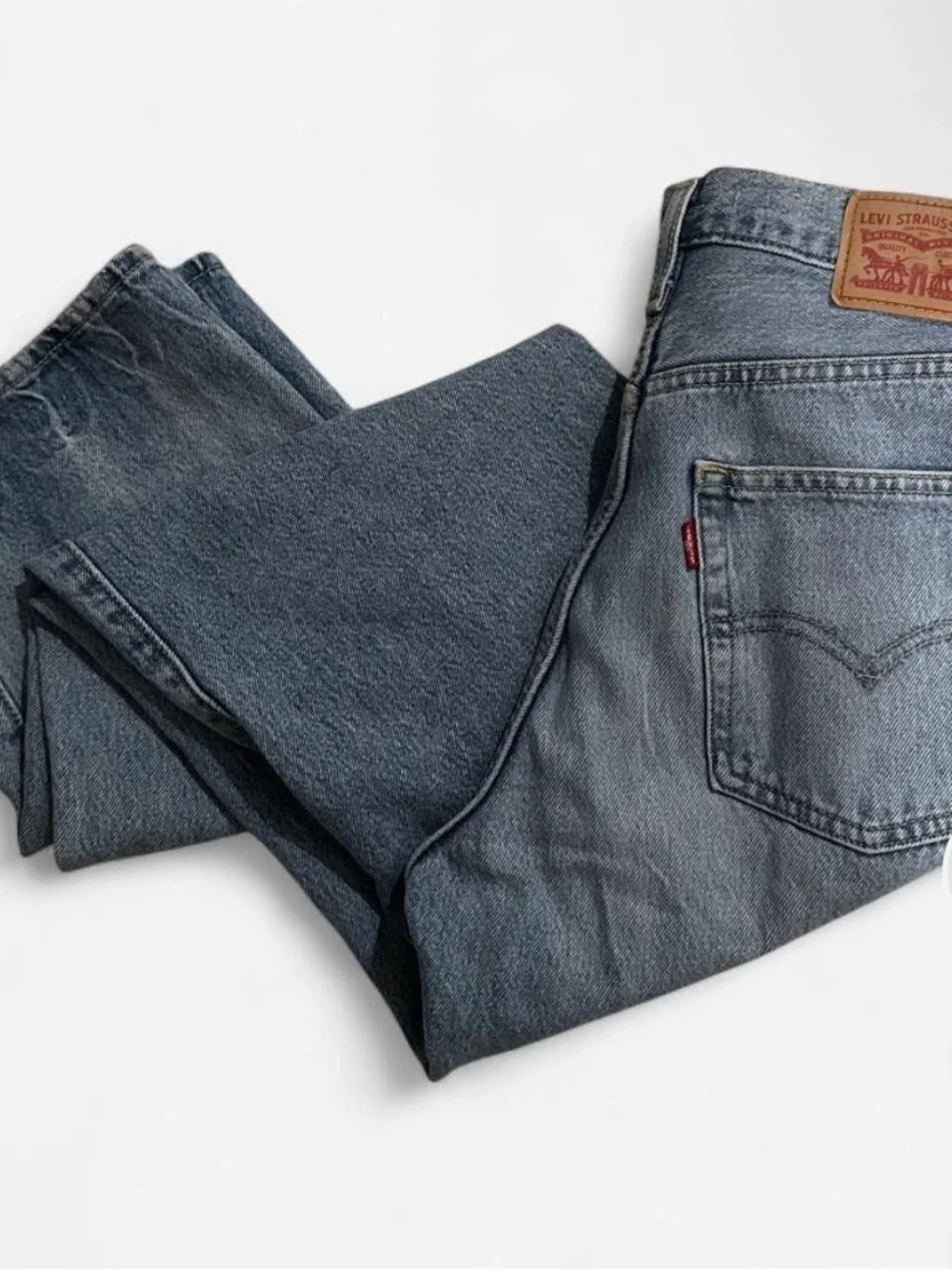 Levi is 94 baggy jeans women’s size 27 high-rise light wash loose straight leg31